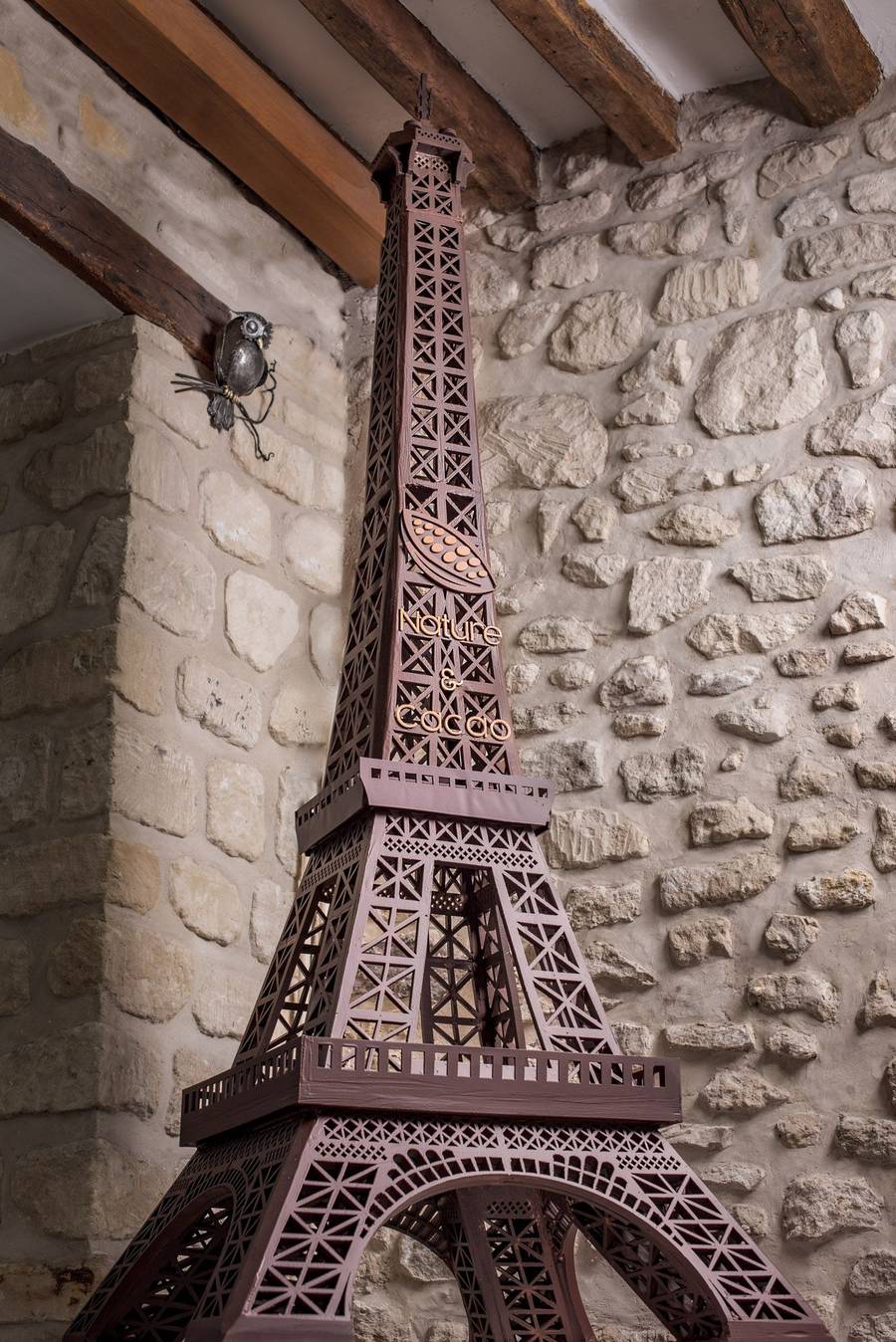 Photo de la tour Eiffel entièrement réalisée en chocolat grave à une machine de découpe laser. La tour Eiffel en chocolat doit faire plus de 1m de haut